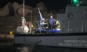 Μέλη του λιμενικού σώματος μεταφέρουν σακούλες με τις σορούς πνιγμένων αιτούντων άσυλο, μετά από ναυάγιο ανοιχτά της Χρυσής, στο λιμάνι της Ιεράπετρας, στην Κρήτη, στις 6 Δεκεμβρίου 2025 [Στέφανος Ραπάνης/ Reuters]