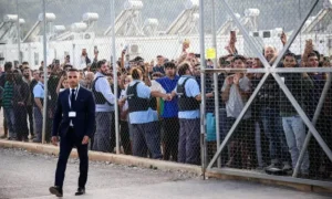 Κάτοικοι του καταυλισμού προσφύγων στη Μαλακάσα, βόρεια της Αθήνας. Η ελληνική κυβέρνηση δήλωσε την Τρίτη ότι έχει εξασφαλίσει συμφωνία με τη Γερμανία και άλλα κράτη μέλη της ΕΕ, βάσει της οποίας δεν θα υποχρεούται να δέχεται πίσω αιτούντες άσυλο μέχρι να τεθεί σε ισχύ ένα μεταρρυθμισμένο ευρωπαϊκό σύστημα ασύλου. Bernd von Jutrczenka/dpa