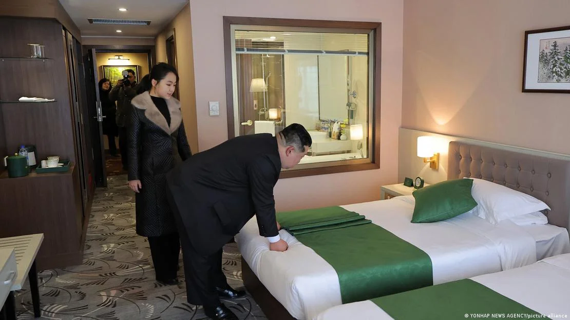 Περιηγήθηκα σε «υπνοδωμάτια ξενοδοχείων, άνετους χώρους αναψυχής και εμπορικές και δημόσιες εγκαταστάσεις εστίασης», σύμφωνα με το KCNAImage: YONHAP NEWS AGENCY/picture alliance