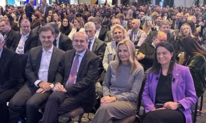 Στους διακεκριμένους καλεσμένους του ReBrain Greece παρευρέθηκαν, στην πρώτη σειρά, από αριστερά προς τα δεξιά: ο βουλευτής Χάρης Θεοχάρης, ο αντιπρόεδρος της κυβέρνησης Κωστής Χατζηδάκης, η πρώτη κυρία της Ελλάδας Μαρέβα Γκραμπόφσκα Μητσοτάκης και η υπουργός Εργασίας και Κοινωνικής Ασφάλισης Νίκη Κεραμέως. Φωτογραφία: Έβελυν Καρατζάς