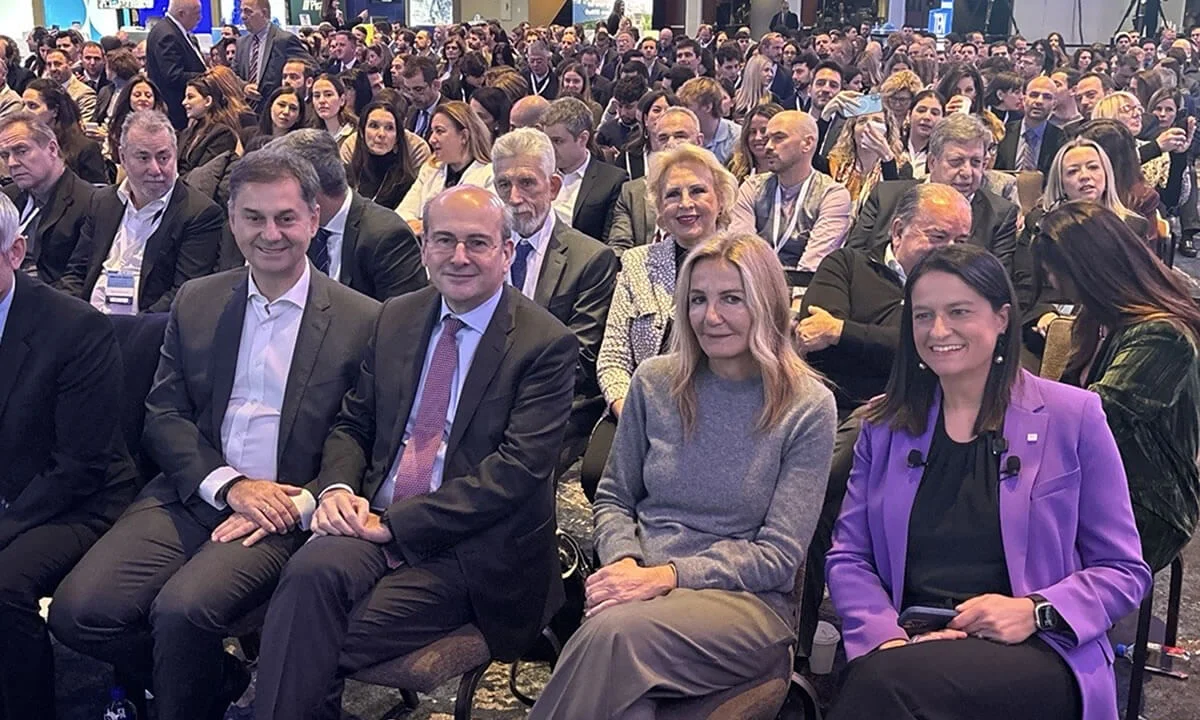 Στους διακεκριμένους καλεσμένους του ReBrain Greece παρευρέθηκαν, στην πρώτη σειρά, από αριστερά προς τα δεξιά: ο βουλευτής Χάρης Θεοχάρης, ο αντιπρόεδρος της κυβέρνησης Κωστής Χατζηδάκης, η πρώτη κυρία της Ελλάδας Μαρέβα Γκραμπόφσκα Μητσοτάκης και η υπουργός Εργασίας και Κοινωνικής Ασφάλισης Νίκη Κεραμέως. Φωτογραφία: Έβελυν Καρατζάς