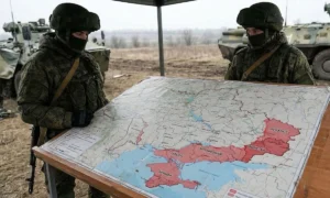 Ρώσοι στρατιώτες πάνω από τον χάρτη της Ουκρανίας (AI photo)