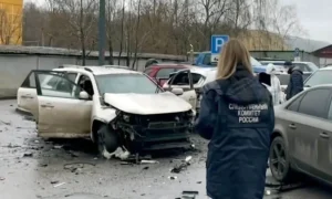 Ένας ερευνητής στον τόπο του θανάτου του Αντιστράτηγου Φανίλ Σαρβάροφ από βόμβα αυτοκινήτου στη Μόσχα τη Δευτέρα. Φωτογραφία: Ερευνητική Επιτροπή της Ρωσίας/Reuters