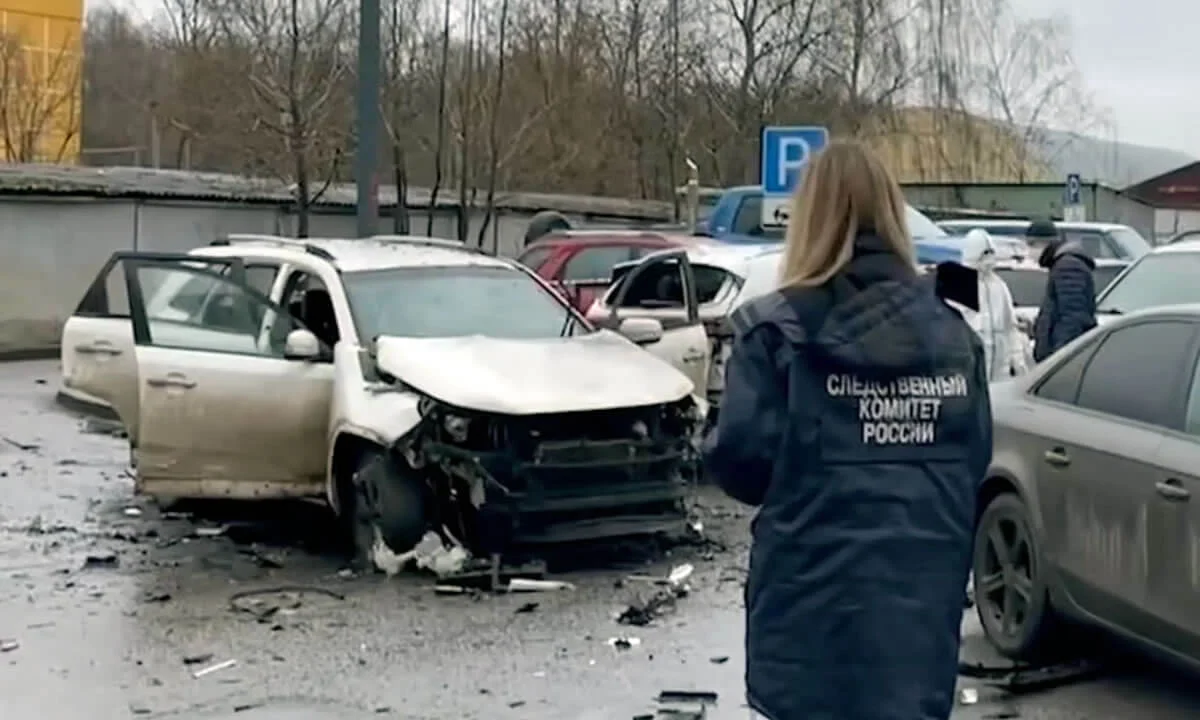 Ένας ερευνητής στον τόπο του θανάτου του Αντιστράτηγου Φανίλ Σαρβάροφ από βόμβα αυτοκινήτου στη Μόσχα τη Δευτέρα. Φωτογραφία: Ερευνητική Επιτροπή της Ρωσίας/Reuters