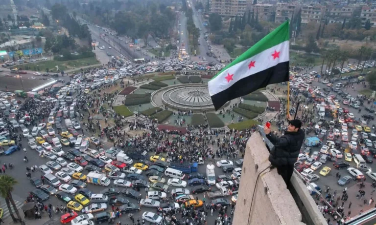 Ένας χρόνος χωρίς τον Άσαντ: Τι πραγματικά συμβαίνει σήμερα στη Συρία;