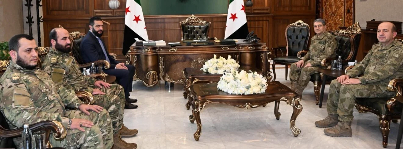 Τουρκική στρατιωτική αντιπροσωπεία συναντάται με τον Πρόεδρο Sharaa και τους διοικητές του στη Δαμασκό στις 5 Δεκεμβρίου. (Φωτογραφία: X/TSK)