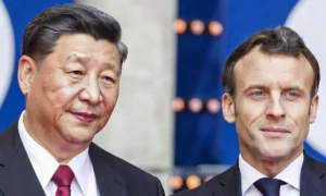 ο Γάλλος Πρόεδρος Εμμανουέλ Μακρόν με τον Κινέζο ομόλογό του, Σι Τζινπίνγκ (AI PHOTO)